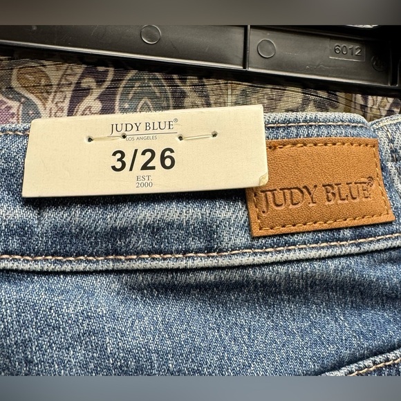 Judy Blue Distressed Skinny Jeans With Rainbow Embroidered Accent - Styl # 88438 - Picture 5 of 7